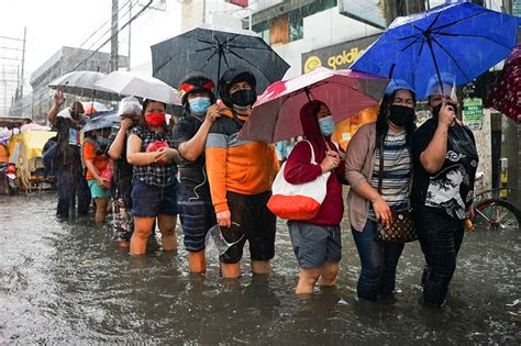 Binaha ang mga kalye ng malakas na ulan. .